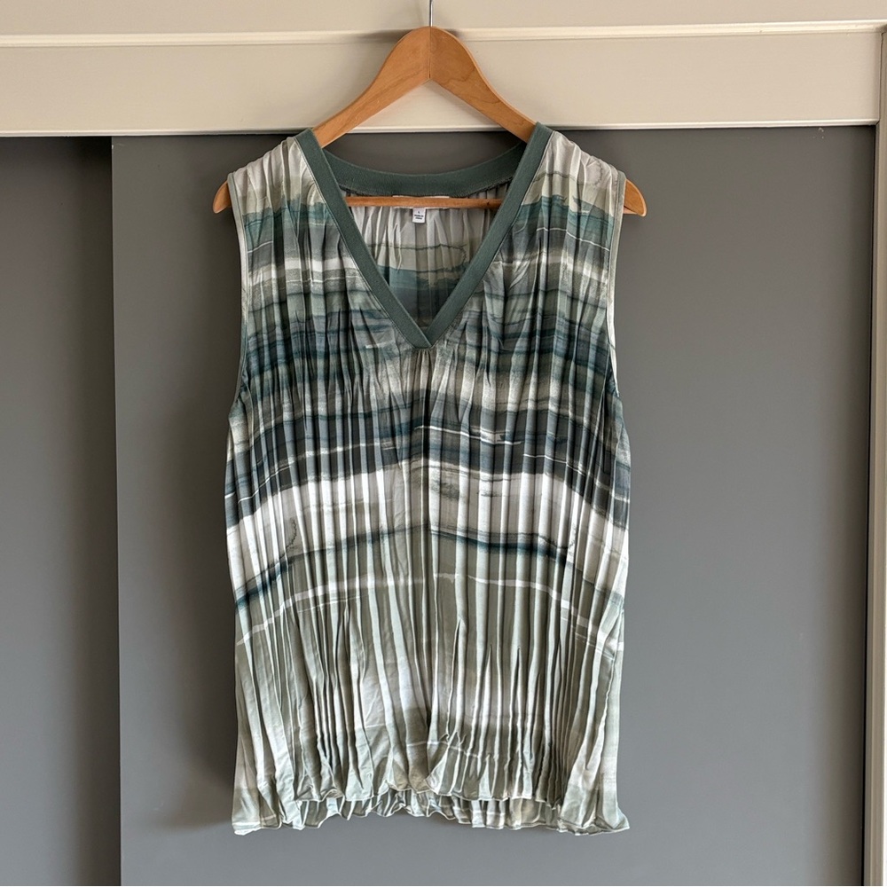 DR2 Green and White Pleated Sleeveless Blouse